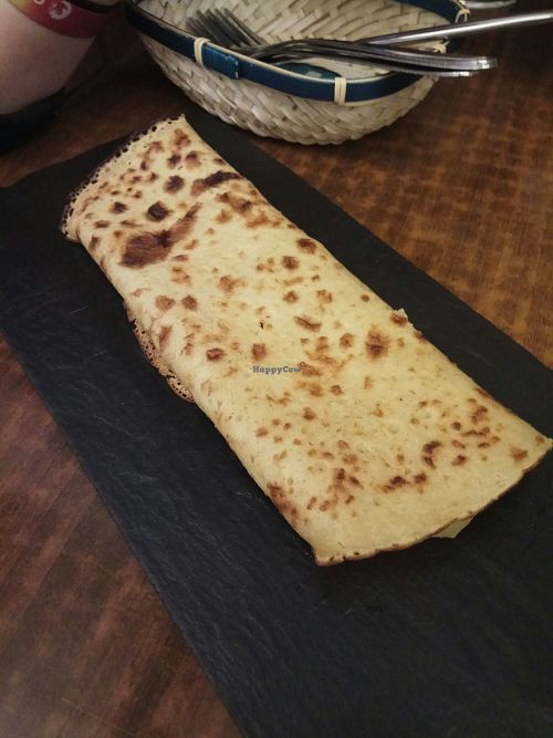 Crêpe de embutido vegano con salsa rosa at Raices in Jaen