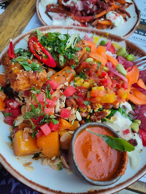 Mango and strawberry fields with tofu and romesco sauce at Honest Greens - Castellana in Madrid