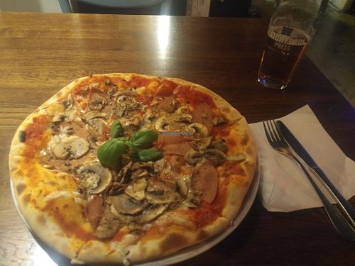 Lovely vegan pizza at Leonardo Verde in Warsaw
