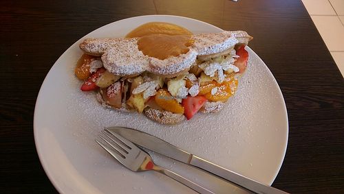 Vegan Waffle with Apple Sauce, almonds, Apples, clementines, strawberries 
5,50€ at Waffle Brothers in Berlin