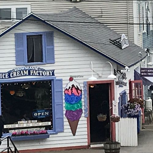 store front at Ice Cream Factory in Boothbay Harbor