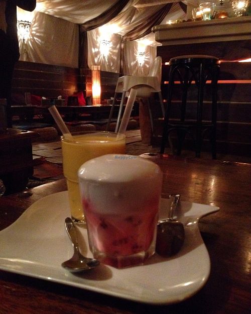 smoothie and vegan "Maja Blanca" (coconut pudding with cherries) at Kamayan Restaurant in Bremen