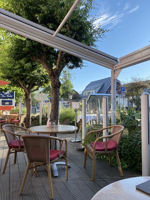 Outdoor seating at Zum Strandläufer in Ahrenshoop