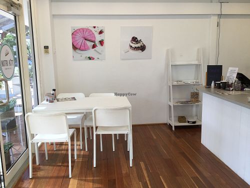 inside seating at Nutri Hitt in Albion