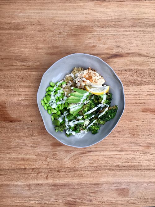 Green Bowl: Quinoa, Spargel, Avocado, Edamame, Brokkoli, Hummus, Tahini at Edelgrün in Cologne