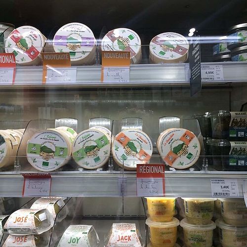 French vegan cheeses: La Petite Frawmagerie and Jay & Joy at Naturalia Vegan - Rome in Paris