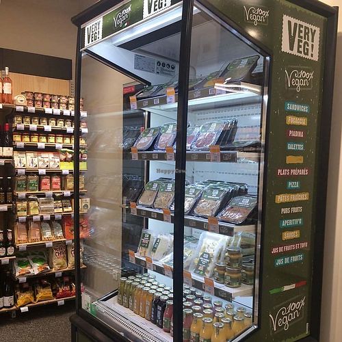 Refrigerator case containing fresh pastas, burgers and juices at Naturalia Vegan - Rome in Paris