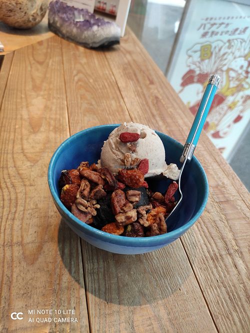 Charcoal and vanilla date scoops + topping at Kippy's Coco-Cream in Tokyo