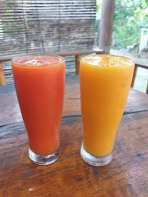 Papaya smoothie, and mango smoothie at Tu Pande in Penida Island