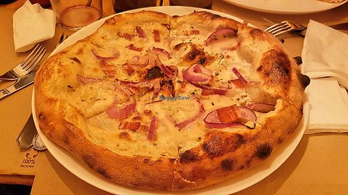 Pizza with bacon and cream at Masa Madre in Madrid