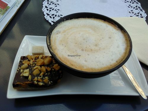 Cappuccino with a raw "Snickers" at Sultans in Antwerpen