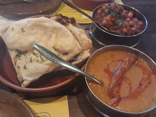 Vegan mains and garlic naan at Chai Naasto in Beckenham