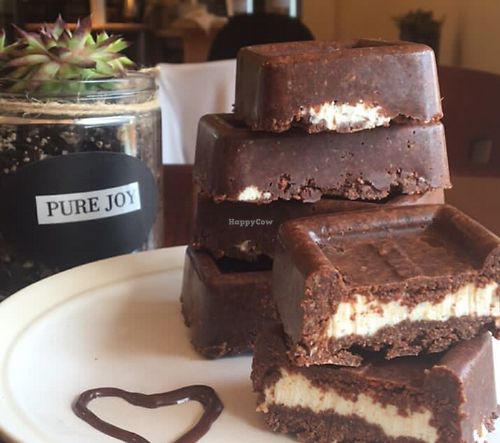 Cacao, activated walnuts, coconut, shilajit, mulberries, dates, vanilla, mineral salt 
Stuffed with our Sky High 'Whipped Cream'
Sweet Scale: 3 at Pure Joy Kitchen in Bend