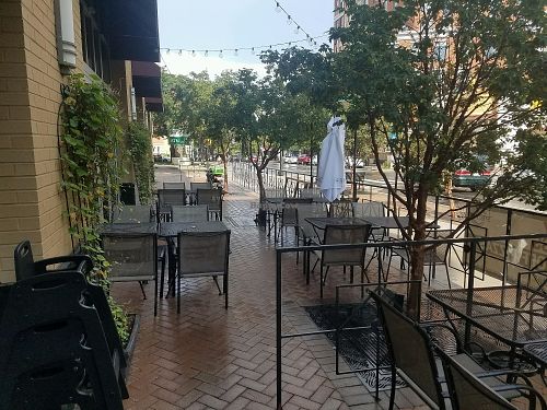 outside seating at Pete's New Haven Style Pizza in Arlington