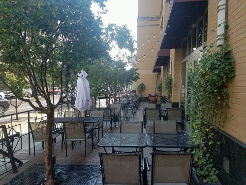 outdoor seating at Pete's New Haven Style Pizza in Arlington