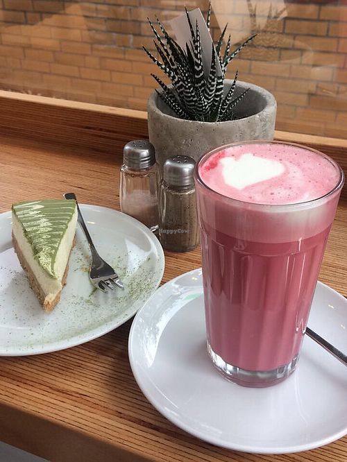 raw matcha cheese cake and 'red velvet' beetroot latte at My Deli Love  in Berlin
