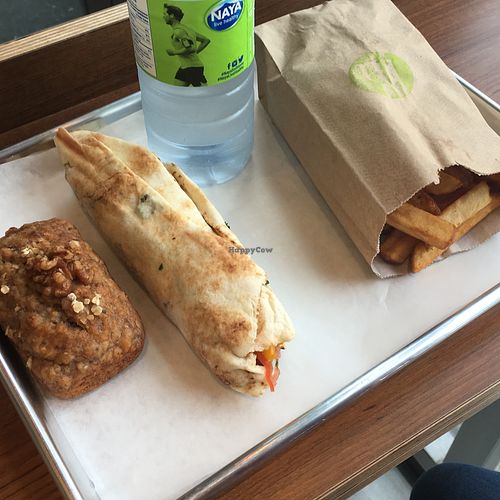 Pita avec frites et gâteau aux bananes at Falafel Avenue - Mont-Royal in Montreal