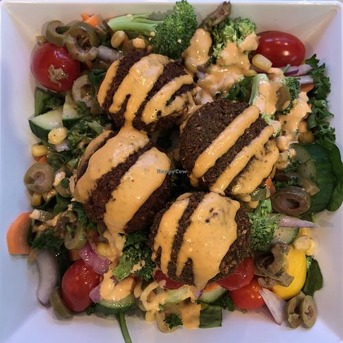 Salade avec falafels at Falafel Avenue - Mont-Royal in Montreal