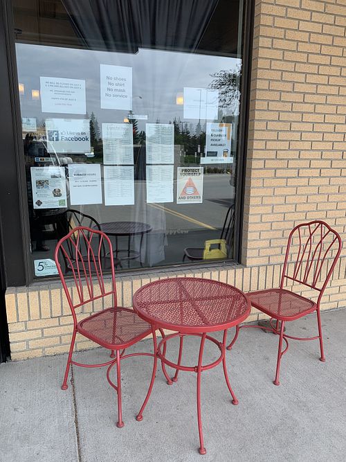 Outdoor seats at Lahn Pad Thai in Anchorage