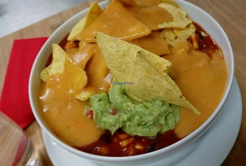 Cheesy nacho bowl with guacamole on chili sin carne at Fair Liebt in Wiesbaden