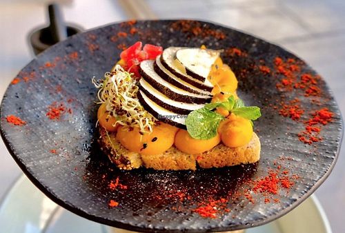 Tartine - houmous de patate douce, graines germées, légumes de saison, pain sans gluten at Alive in Geneva