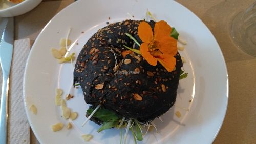 Black bagel with spicy veganaise and green salade at Vert Bouteille in Lisle-sur-la-sorgue