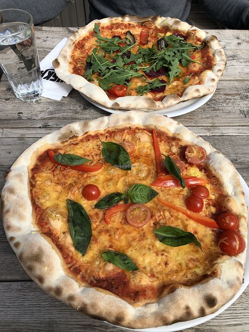 Vegan pizza at Pub Niska in Mariehamn