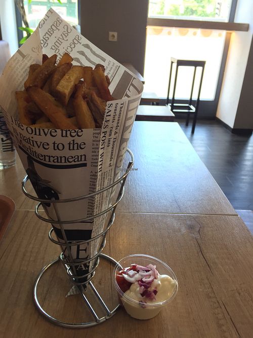 Large fries with mayonnaise/ketchup/onion mix sauce at Voodies in Vienna