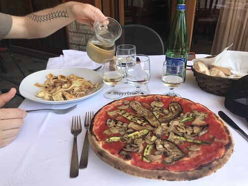 Verdure pizza without cheese with extra mushrooms and vegetarian papardella with porcini at Picchio Rosso in Agerola