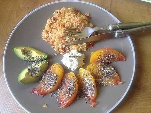 Riz poivrons/piments/épices avec avocats et tomates assaisonnées à l'huile de coco, citron et graines de chia, fromage frais de soja à l'ail/poivre et huile d'olive. 

Rice peppers / chiilis / spices with avocados and tomatoes seasoned with coconut oil, lemon and chia seeds, fresh soy cheese with garlic / pepper and olive oil.  at Vegan Grill in Douala
