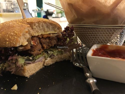 Farmers burger with seitan patty at Veggiezz - Opernring in Vienna