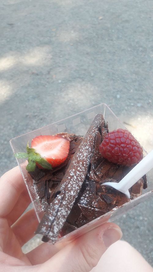 Vegansk bakelse med chokladmousse, hallongrädde och mandelmassa at Bagar'n Hornstull in Stockholm