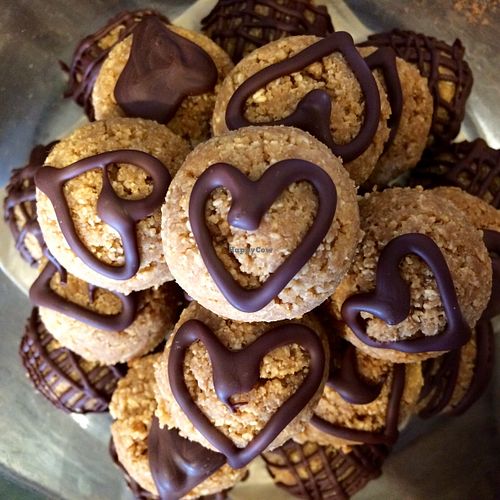 OUR MENU IS FULL OF HEALTHY AND DELICIOUS BEVERAGES, AS WELL AS A WIDE VARIETY OF MUSHROOM ELIXIRS AND BOOSTS THAT CAN BE COMBINED WITH ANY DRINK FOR A PERSONALIZED CUP OF SUPERFOOD GOODNESS. LIKE A MACA REISHI SUPERFOOD MOCHA, FOR EXAMPLE.  WE ALSO FEATURE A SELECTION OF HOMEMADE BAKED GOODS, MADE FROM SCRATCH USING ONLY ORGANIC, VEGAN & GLUTEN FREE INGREDIENTS. at Silk Road Chai Shop in Mount Shasta