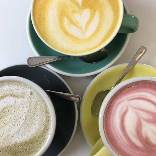 Latte matcha au lait de macadamia, Latte à la betterave au lait de soya et latte au curcuma au lait de soya (lait d'or) at Leaves House | in Montreal