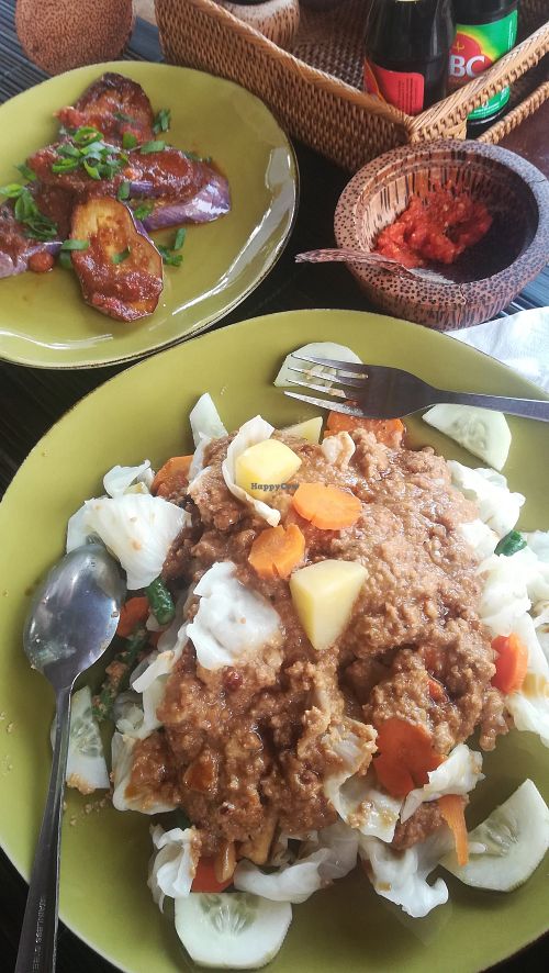 Veganised Gado Gado and grilled aubergines at Catur'z Coffee Club in 