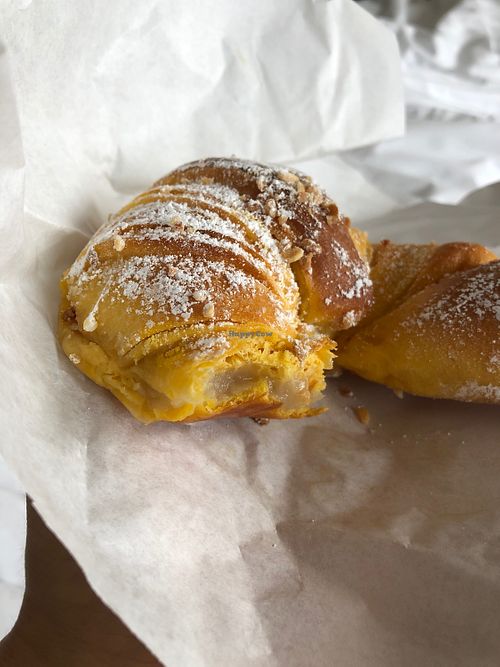 Croissant recheado, maravilhoso 😊  at Confeitaria Henrique Carvalho in Matosinhos
