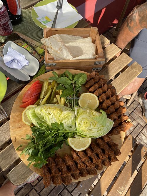 Sehr nett angerichtet.... scharf und mild at Veganes Cigköfte in Limburg