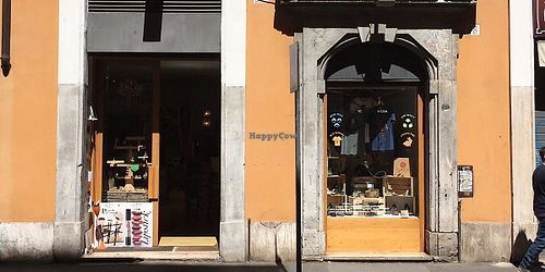 A view of the shop from the street at Eco & Gea in Rome