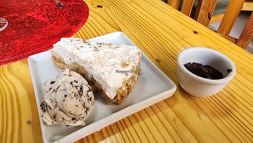 banana cream pie with chocolate chip(?) ice cream and chocolate sauce. yum. even the desserts felt healthy. at Edi Sabor Natural in Manaus