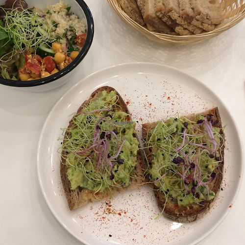 avocado toast at Comptoir Veggie in Paris