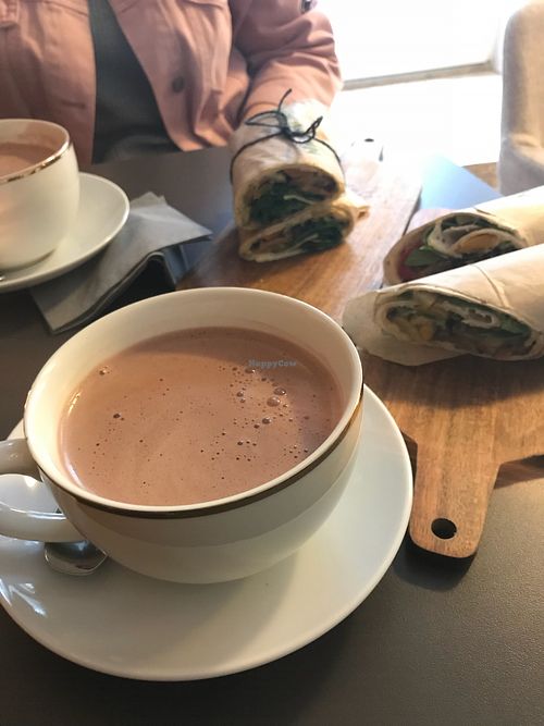 Heiße Schokolade mit Mandelmilch und ein Hummus-Wrap at SOUL Vegan Coffee Bar in Bremen