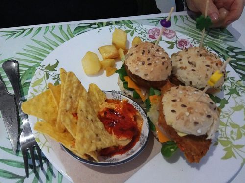 El millor local vegà per a gaudir d'un menjar i beure excel.lents, i encara millor l'amabilitat i el bon fer de la Nuri. Productes de molt bona qualitat a uns preus molt asequibles.

The best vegan place I've ever been. Excellent food and drink at very affordable prices. There you will meet Niri, a very kind person. at El Secret in Falset