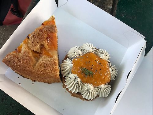 Tart and cake at L'instant in Tours