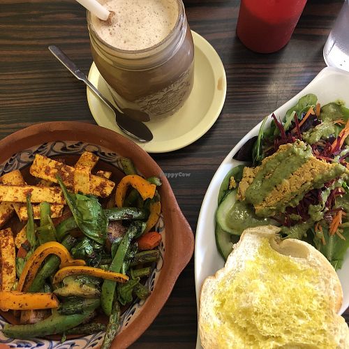Déjeuner Végan avec Chaï latte au lait de soya at Chez Jose Cafe in Montreal