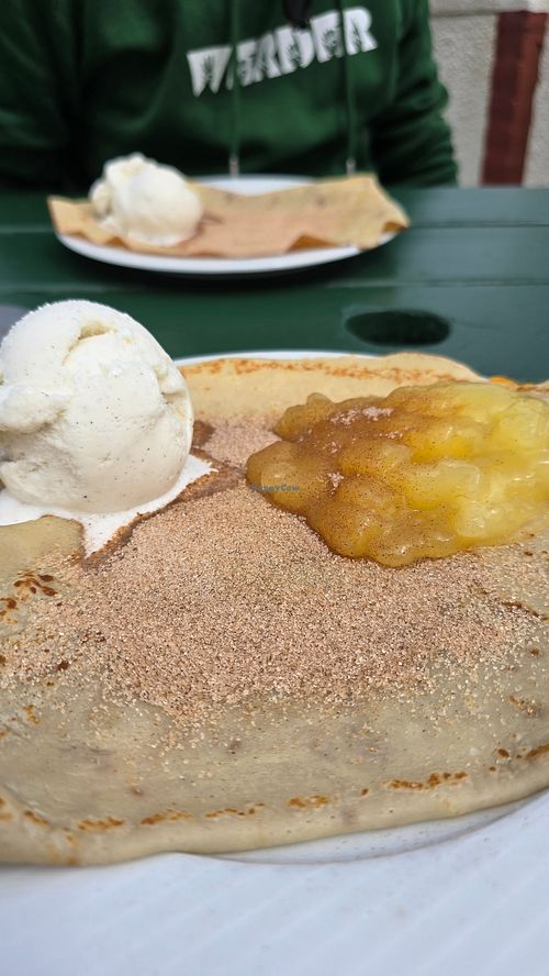 Pfannkuchen mit Apfelmus, Zimtzucker und Vanilleeis at Hans & Grethe Crêperie in Fanoe