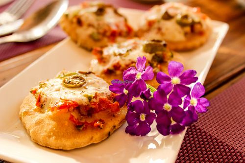 mini pizzas at Coara  in Kfar Katra