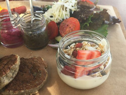 Pancakes and yogurt with granola at GiG - Green is Good in Ericeira