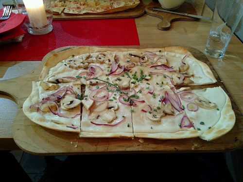 Flammkuchen mit frischen Champignons, roten Zwiebeln und Hefeflocken at La Flamme Grand in Limburg