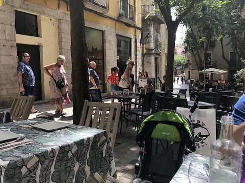 Outdoor seating view at Om in Girona