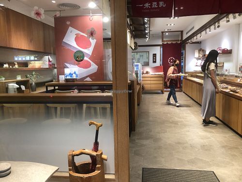 New shop front with a few seats   at Yiihotang 一禾堂 - Songshan District in Taipei